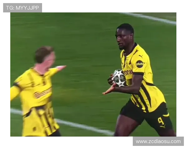 多特主场吉拉西联手拜尔亮相